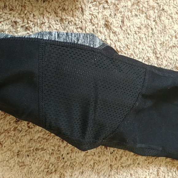 Hole pattern leggings - Picture 3 of 5